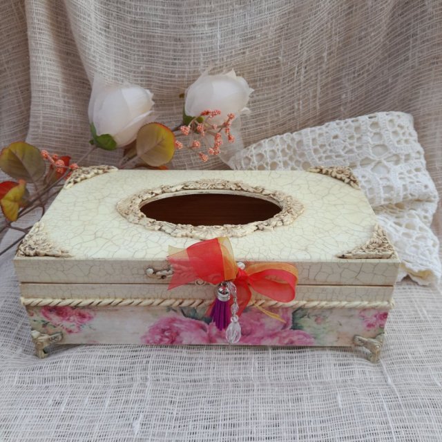 Elegancki, ręcznie zdobiony chustecznik w stylu shabby chic