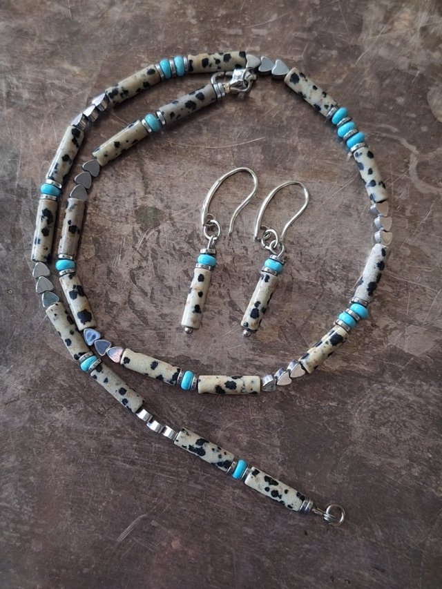 Choker i kolczyki z jaspisu dalmatyńskiego z howlitem i serduszkami