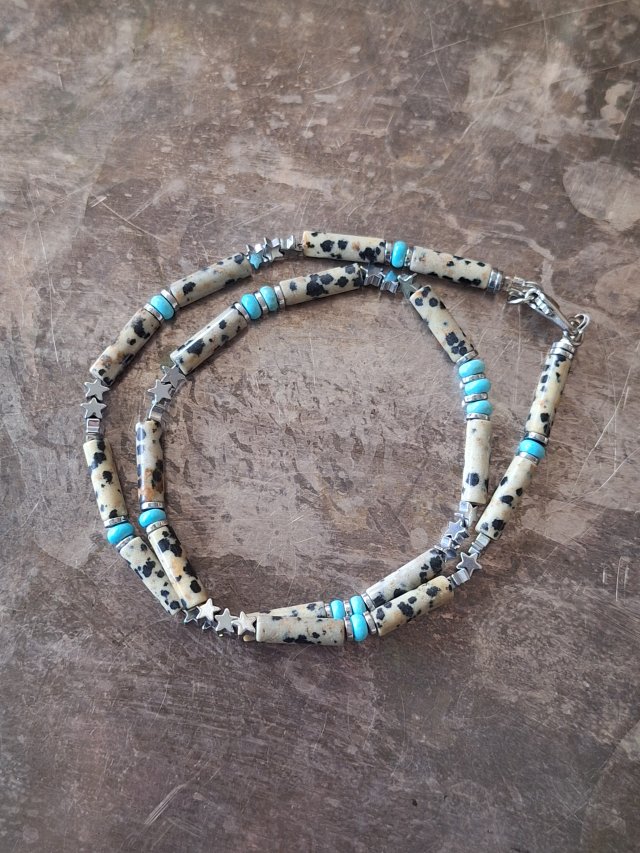 Choker z jaspisu dalmatyńskiego z howlitem i gwiazdkami