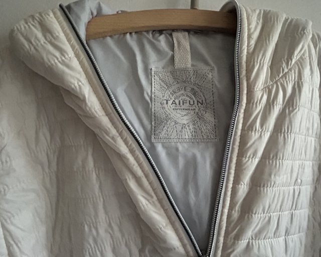 TAIFUN OUTERWEAR Przejściowa lekko taliowana  KURTKA z kapturem zapinana  na dwudzielny suwak  ECRU i szara podszewka