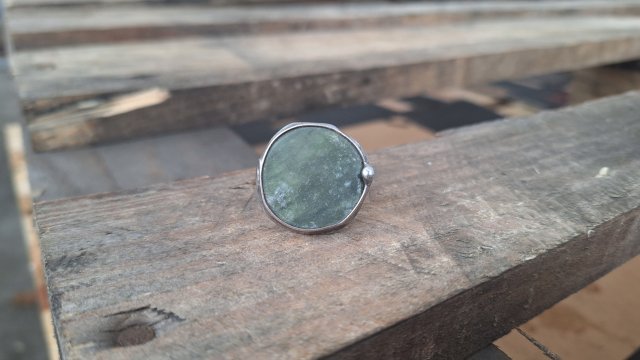 Na trawie - pierścionek regulowany