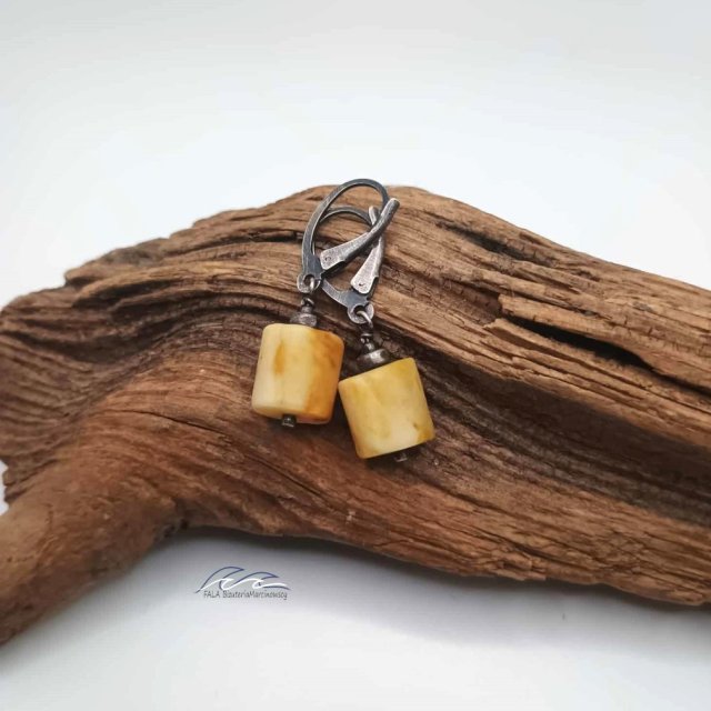 Surowe z mlecznym bursztynem.