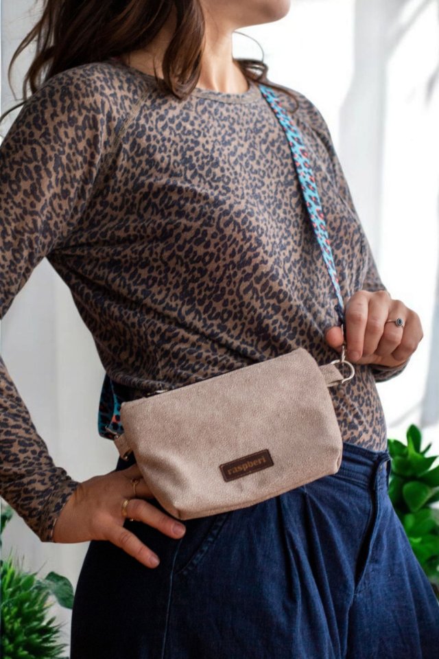 Mini beżowa kopertówka z weluru