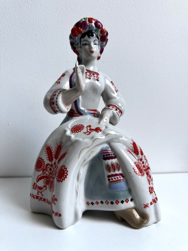 Porcelanowa figurka  "Hafciarka" porcelana Połonne