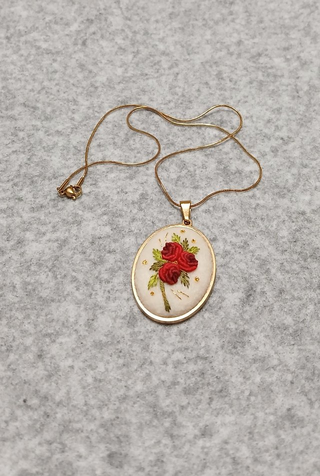 Ręcznie haftowany wisior  KORALIA  stal szlachetna