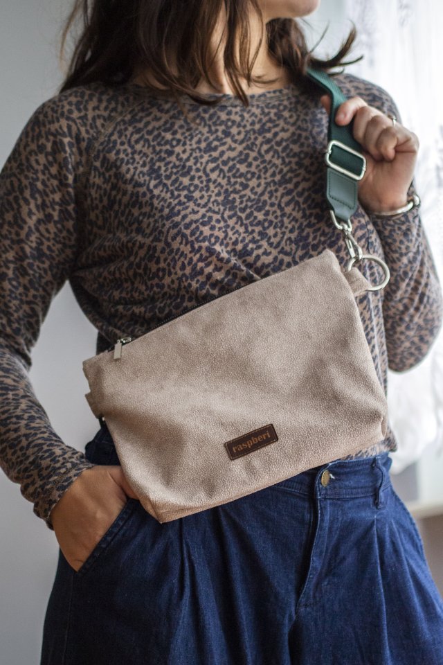 Beżowa prosta kopertówka z weluru