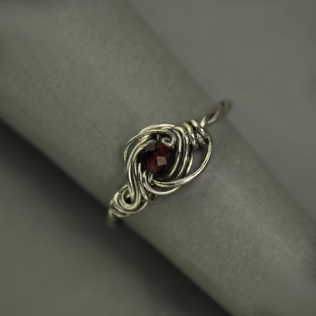 Pierścionek regulowany granat, wire wrapping, stal chirurgiczna