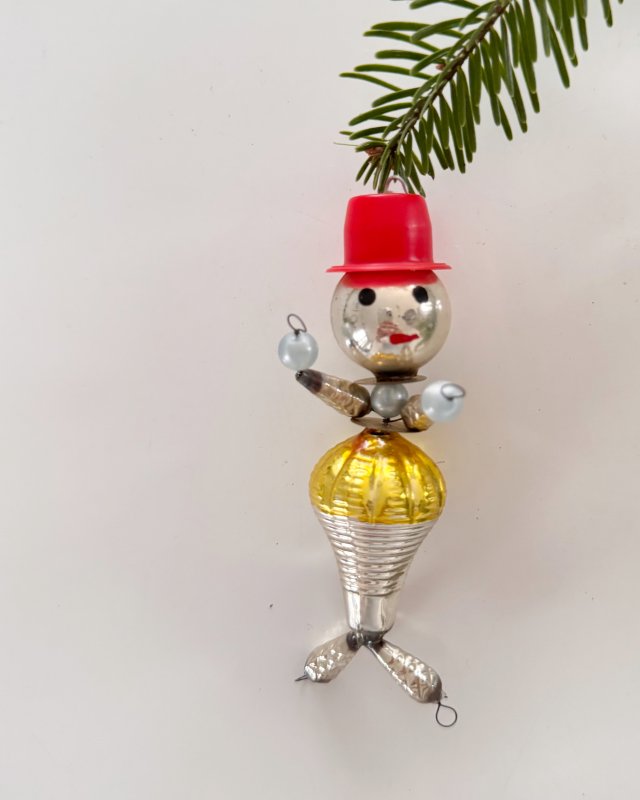 Zawieszka choinkowa ludzik z koralików, ręcznie wykonany