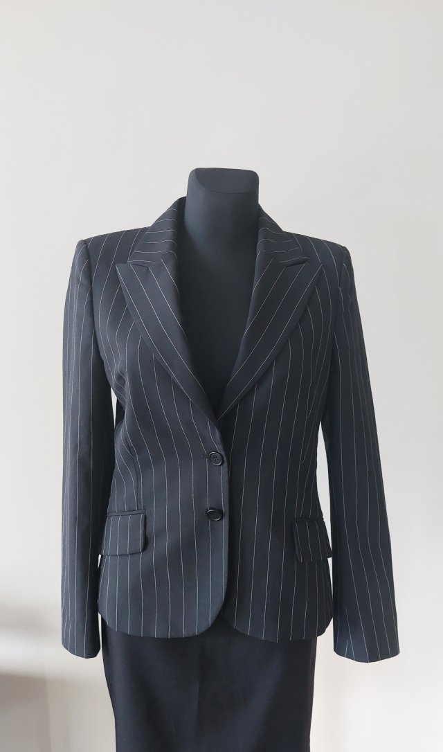 Czarna marynarka w paski minimalistyczna Mari Philippe skandynawska marka  S wełna wiskoza