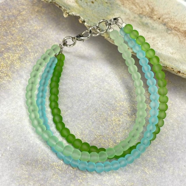 Bransoletka z matowego szkła w odcieniach zieleni w220