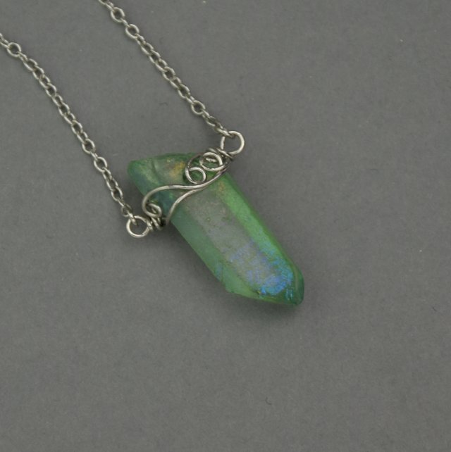 Naszyjnik Talizman minimalistyczny surowy zielony kryształ górski, wire wrapping, stal chirurgiczna