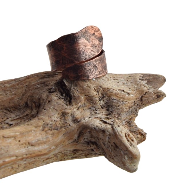 Pierścionek z kutej, oksydowanej miedzi /49/ biżuteria miedziana rękodzieło