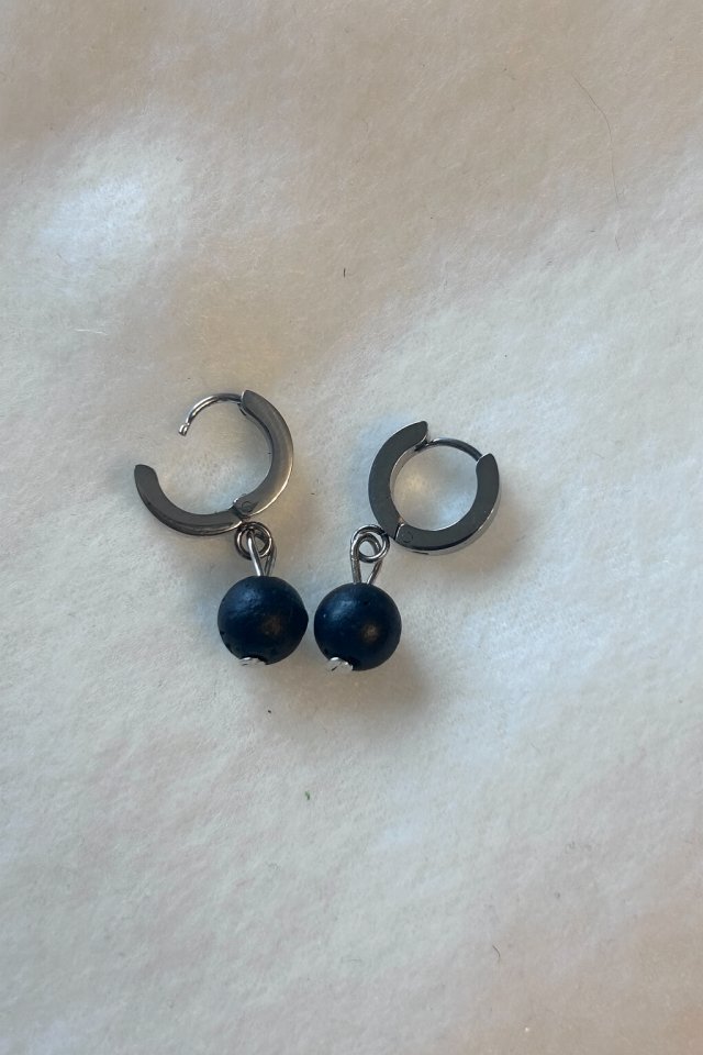 Kolczyki PETRA w kolorze srebrnym – kamień wulkaniczny