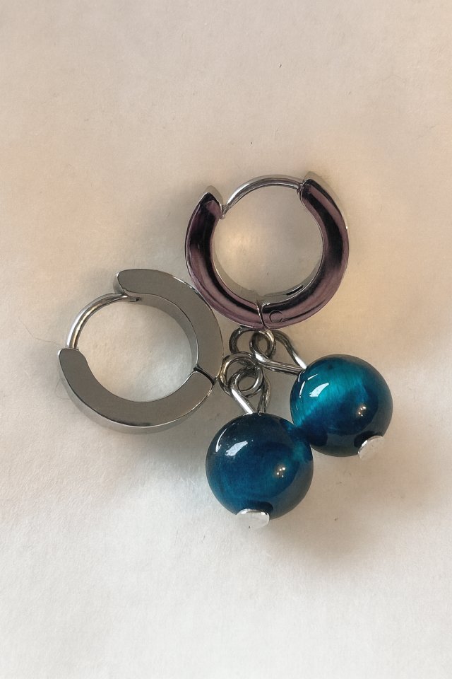 Kolczyki PETRA w kolorze srebrnym – niebieskie tygrysie oko