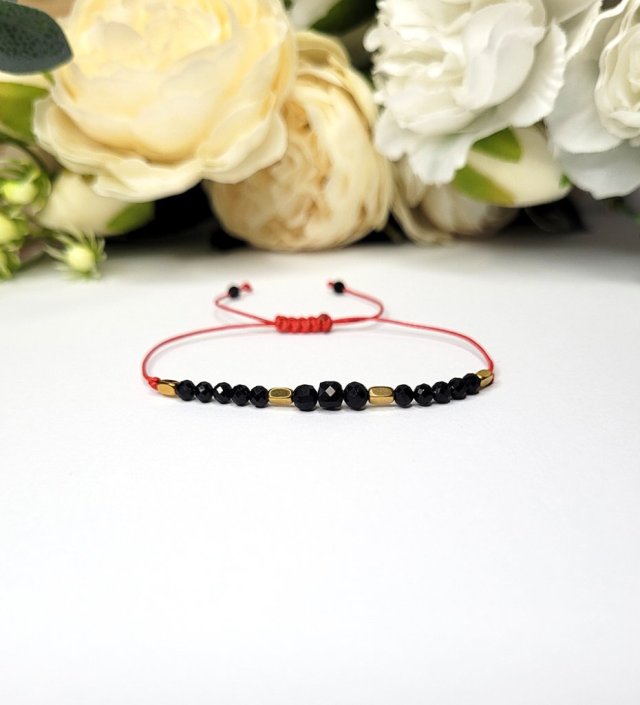 Ochronna z Turmalinem na czerwonym sznureczku