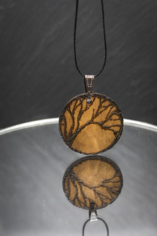 DREWNIANY WISIOREK - Drzewo - RĘCZNIE WYPALANY NASZYJNIK Z DREWNA, ZAWIESZKA, MOTYW NATURY, dla Niej, dla Niego, święta