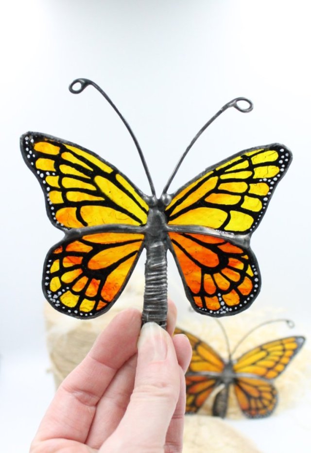 Witrażowy Motyl – symbol nadziei