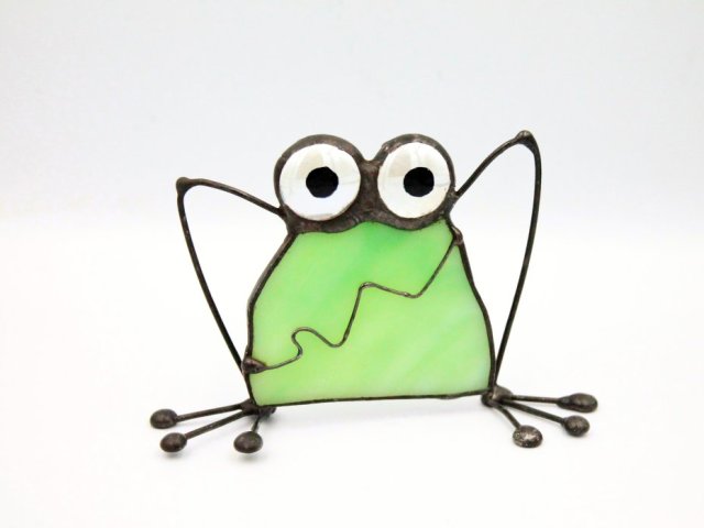 Witrażowa Żaba – uroczy bibelot na szczęście