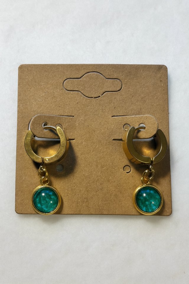 Kolczyki huggie w kolorze złotym – oczko Ciemna Zieleń