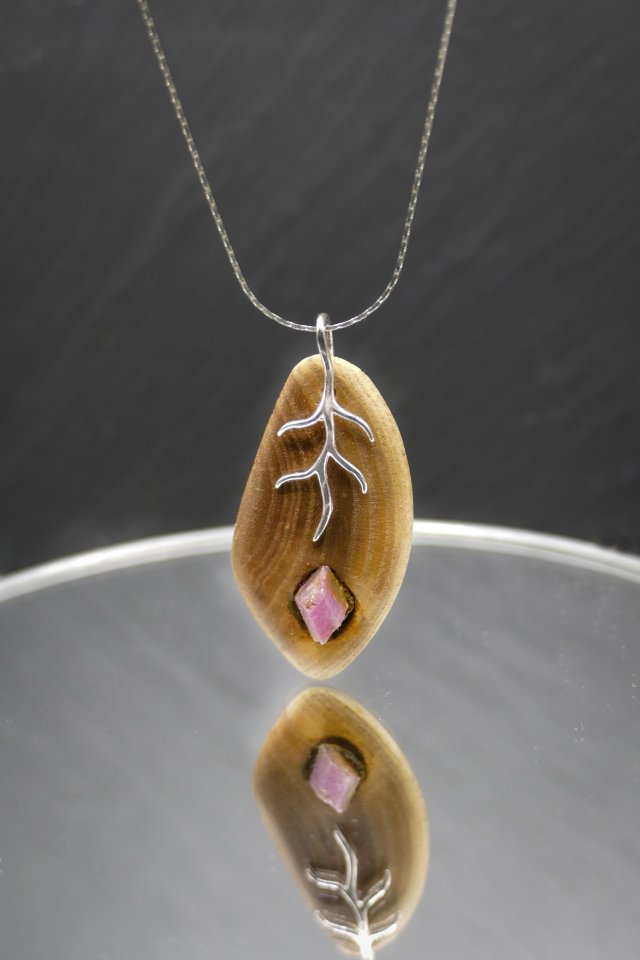 Wisiorek - rubin  i wiąz – srebro 925 - biżuteria z duszą ziemi, handmade, prezent Unique Jewelry Design; Luxury Wooden Jewellery, premium