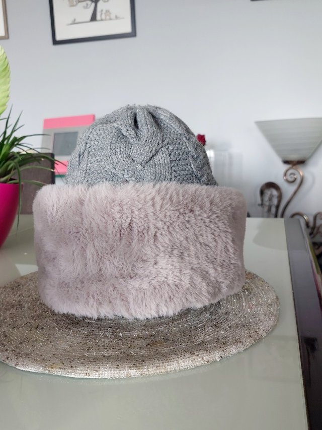 czapka ze sztucznum futerkiem