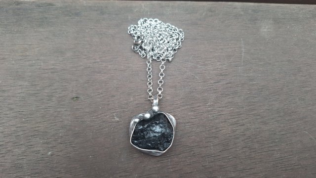 Turmalin jak węgiel - wisiorek