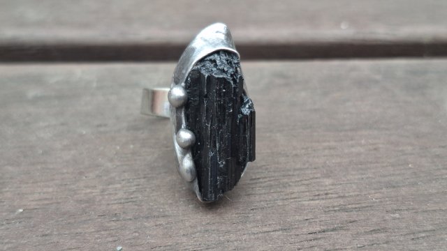 Turmalin jak węgiel- pierścionek regulowany