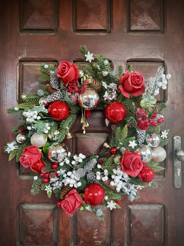 Świąteczny wieniec na drzwi – elegancki, bogato zdobiony, ręcznie wykonany