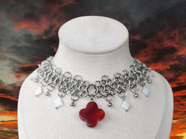 Unikatowy choker z czerwonym kamieniem – agatem stal chirurgiczna, masa perłowa, rękodzieło