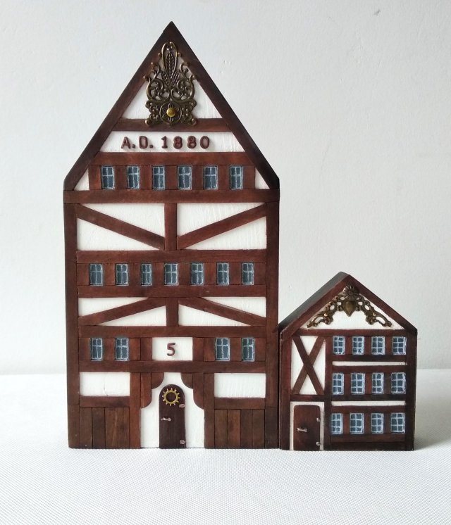Podpórka do książek "Stara Kamienica 1880" – drewniana dekoracja z małym domkiem.