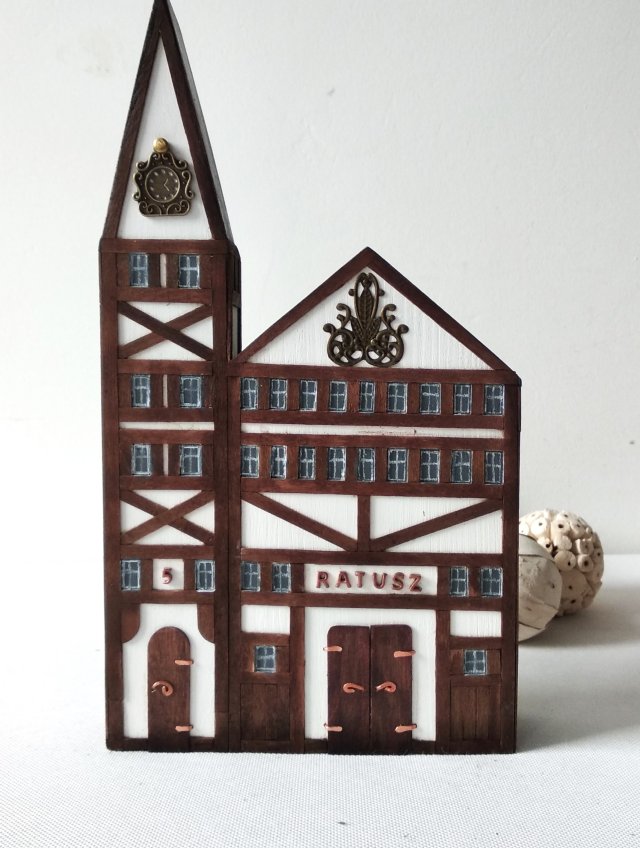 Podpórka do książek "Ratusz" – ręcznie wykonana dekoracja w stylu starego miasteczka.