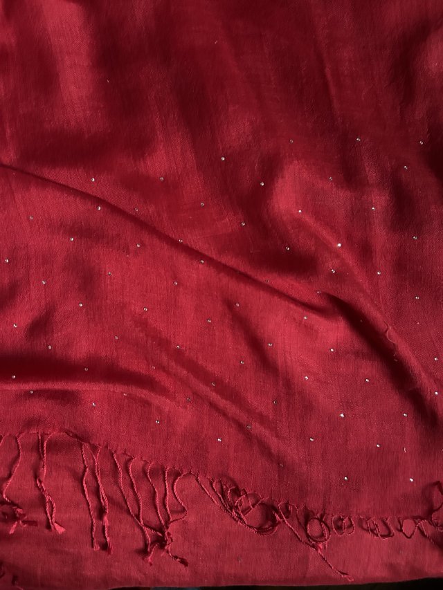 Efektowny smakowicie soczysty wiśniowy kolor ozdobne mikro dżety frędzle 70 x prawie 190  mgiełka