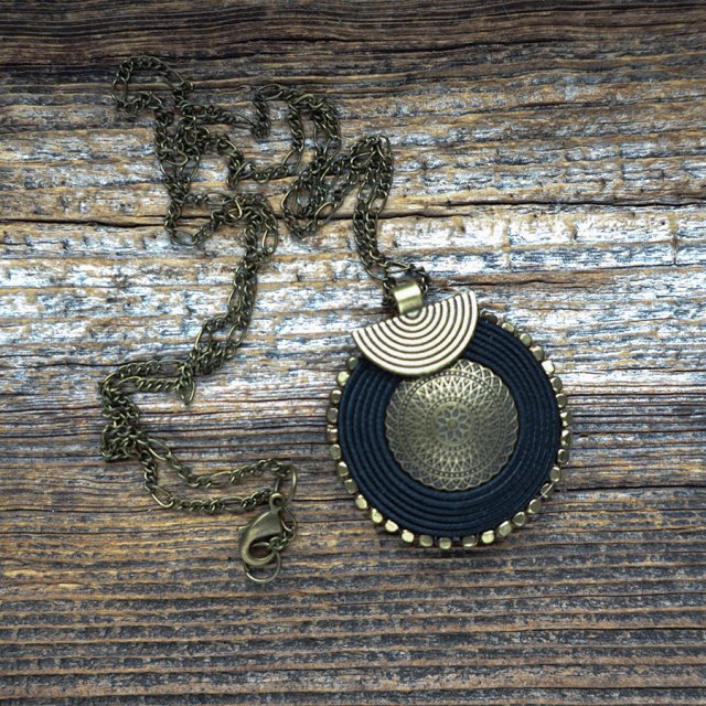 Mosiądz i czerń, wisior sutasz