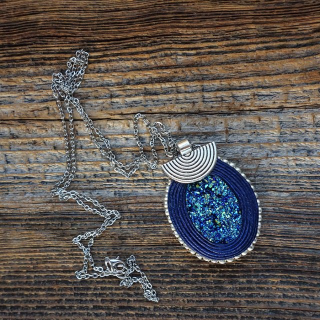 Granatowy naszyjnik sutasz