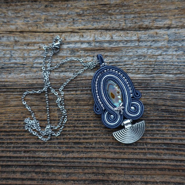 Szaro granatowy wisiorek z muszlą paua