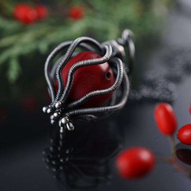 Drżące serce - unikatowy, srebrny wisior z czerwonym koralem