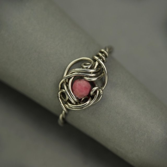 Pierścionek regulowany rodonit, wire wrapping, stal chirurgiczna