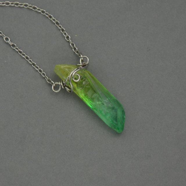 Naszyjnik Talizman minimalistyczny surowy zielony kryształ górski, wire wrapping, stal chirurgiczna