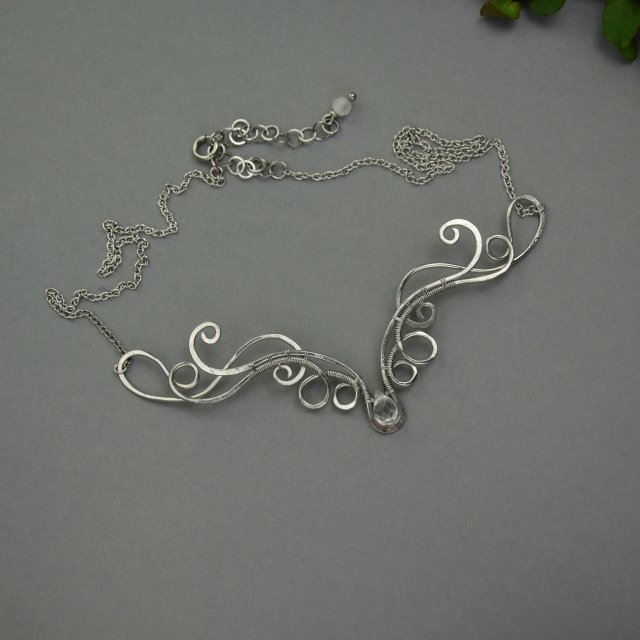 Krótki naszyjnik kryształ górski, wire wrapping, stal chirurgiczna