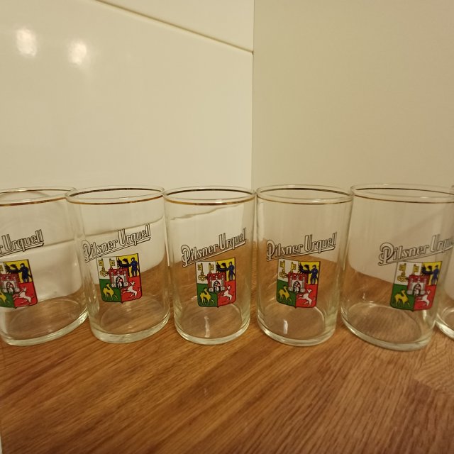 Szklanki sygnowane do piwa.