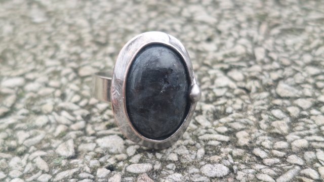 Larvikit - pierścionek regulowany