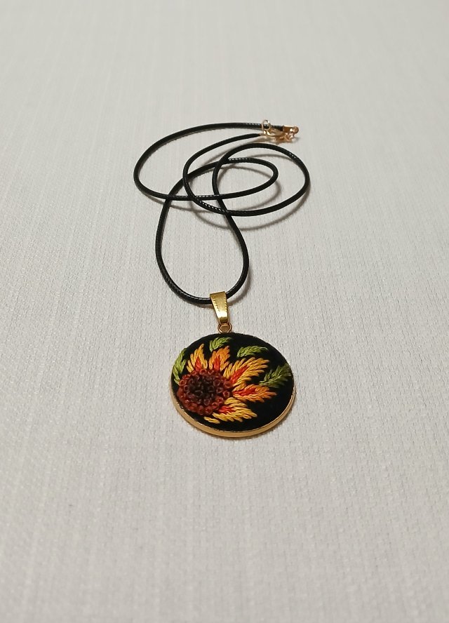 Ręcznie haftowany wisior  FERTO  stal szlachetna