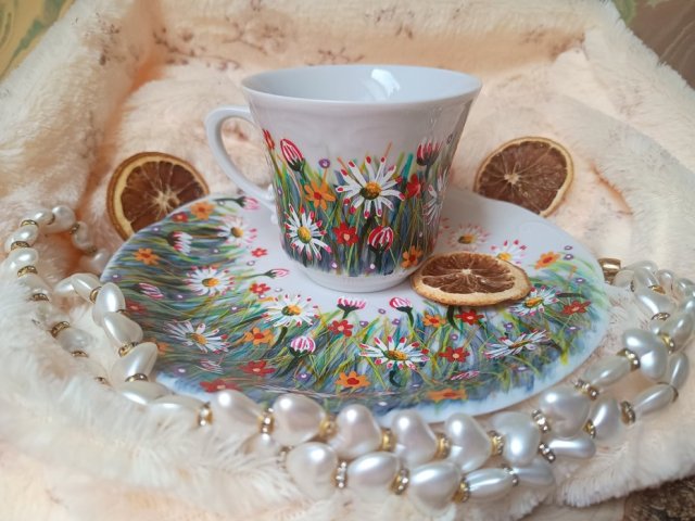 Ręcznie malowany komplet stokrotki na łące 250 ml.