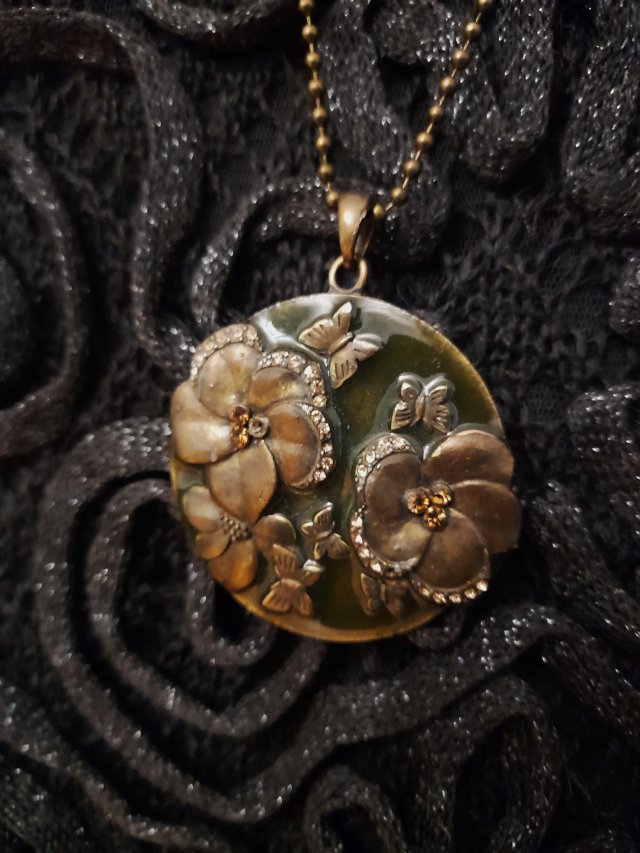 Ze szkatuły: kwiaty i złoto