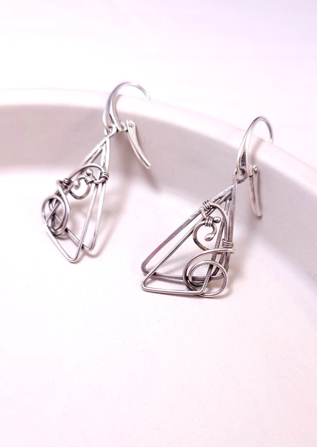 Triangulaire - Srebrne kolczyki minimalistyczne | Artystyczny wire wrapping