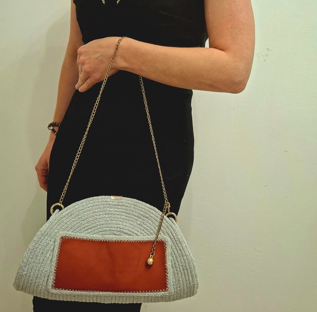 Szara  torebka ze sznurka i złotym łańcuszkiem