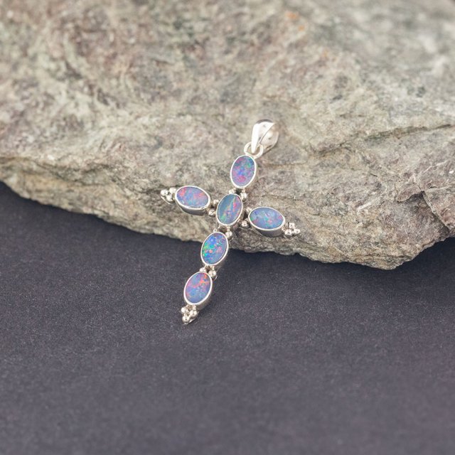 Srebrny krzyżyk z opalem australiskim