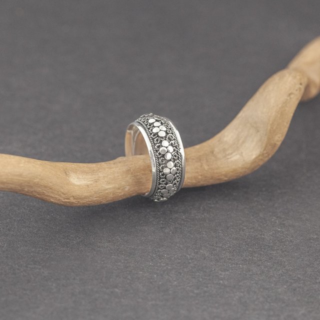 Srebrny pierścionek w balijskim stylu