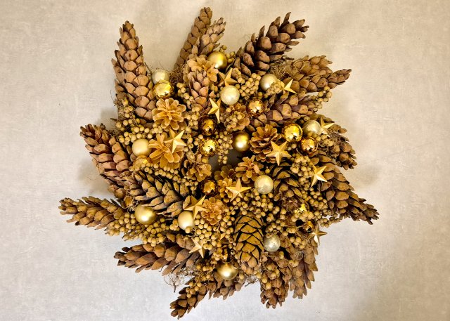 Wianek z szyszkami