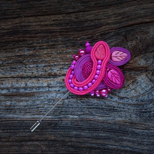 Fuksjowa broszka sutasz